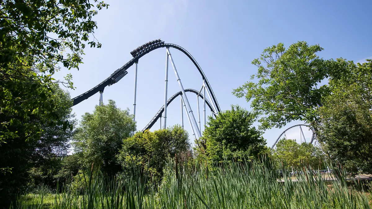 ARCHIV - 02.07.2019, Baden-Württemberg, Rust: Besucher fahren im Europapark mit der Achterbahn «Silver Star». (zu dpa: «Personalmangel - Europapark Rust deckelt Besucherzahl») Foto: Silas Stein/dpa +++ dpa-Bildfunk +++