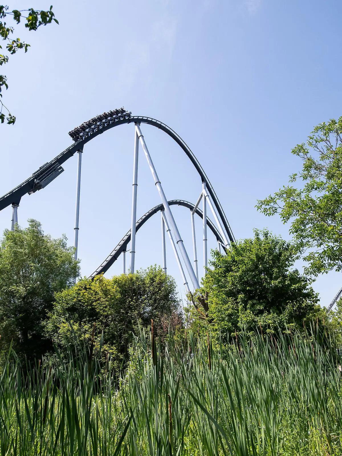 ARCHIV - 02.07.2019, Baden-Württemberg, Rust: Besucher fahren im Europapark mit der Achterbahn «Silver Star». (zu dpa: «Personalmangel - Europapark Rust deckelt Besucherzahl») Foto: Silas Stein/dpa +++ dpa-Bildfunk +++