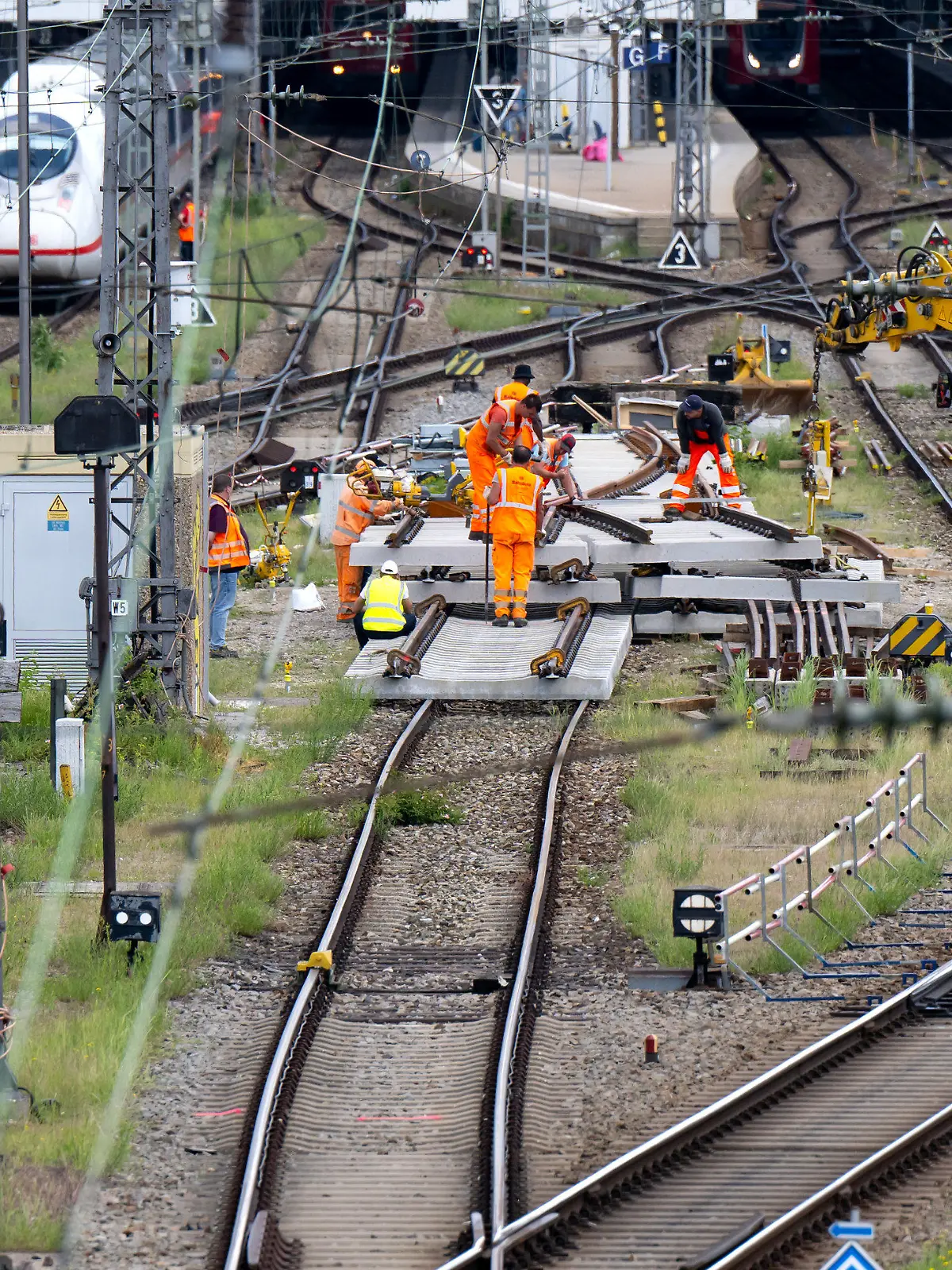 ARCHIV - 27.05.2022, Bayern, München: Arbeiter führen an der Zufahrt zum Hauptbahnhof arbeiten an den Gleisen aus. (zu dpa «Bahnchef Lutz und Wissing stellen Baustellenkonzept vor») Foto: Sven Hoppe/dpa +++ dpa-Bildfunk +++