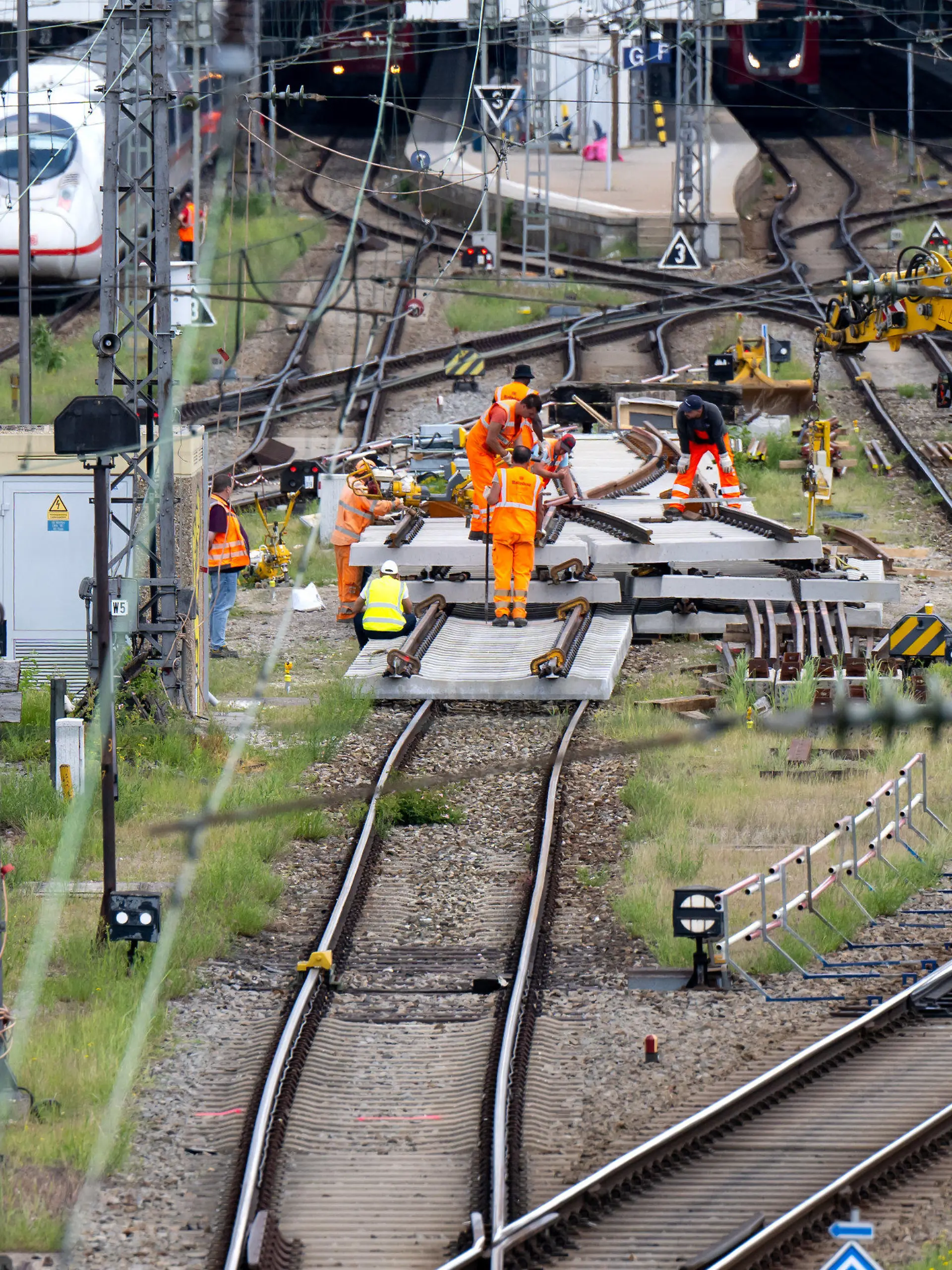ARCHIV - 27.05.2022, Bayern, München: Arbeiter führen an der Zufahrt zum Hauptbahnhof arbeiten an den Gleisen aus. (zu dpa «Bahnchef Lutz und Wissing stellen Baustellenkonzept vor») Foto: Sven Hoppe/dpa +++ dpa-Bildfunk +++