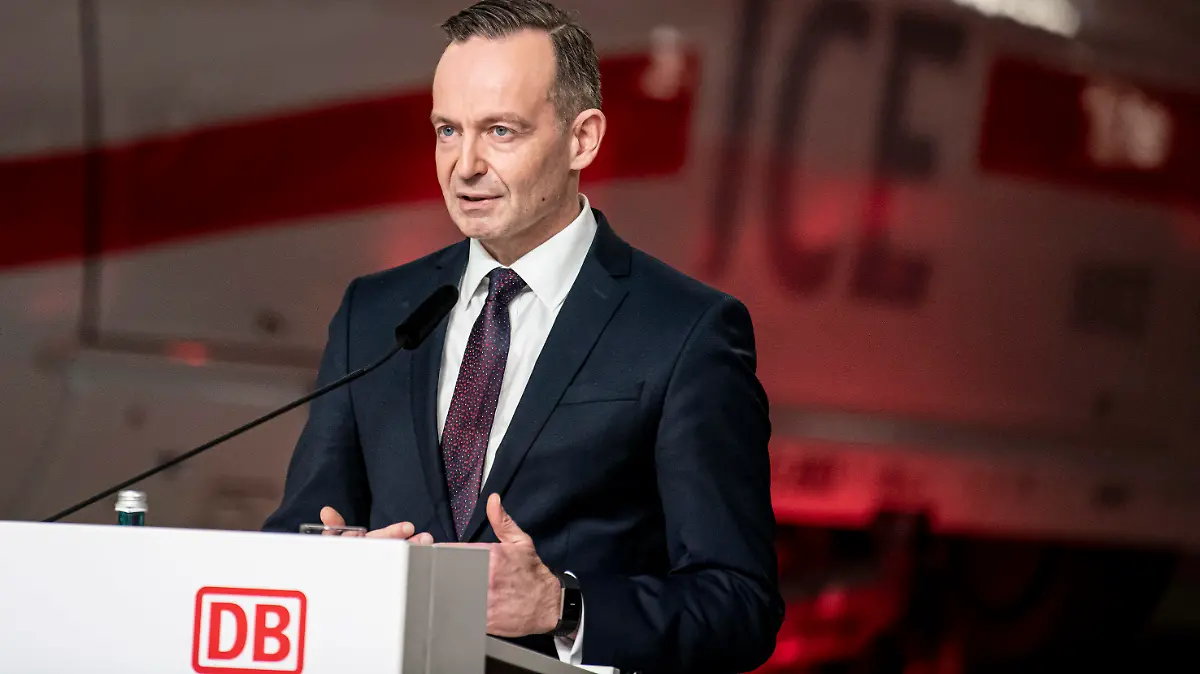 ARCHIV - 01.02.2022, Berlin: Volker Wissing (FDP), Bundesminister für Verkehr und Digitales, spricht zur Präsentation des ICE 3neo der Deutschen Bahn.  (zu dpa "Verkehrsminister Wissing: Deutsche Bahn kann und muss besser werden") Foto: Fabian Sommer/dpa +++ dpa-Bildfunk +++