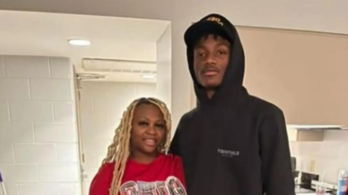 Ohio State Receiver Carnell Tate (23) und seine Mutter Ashley (40)