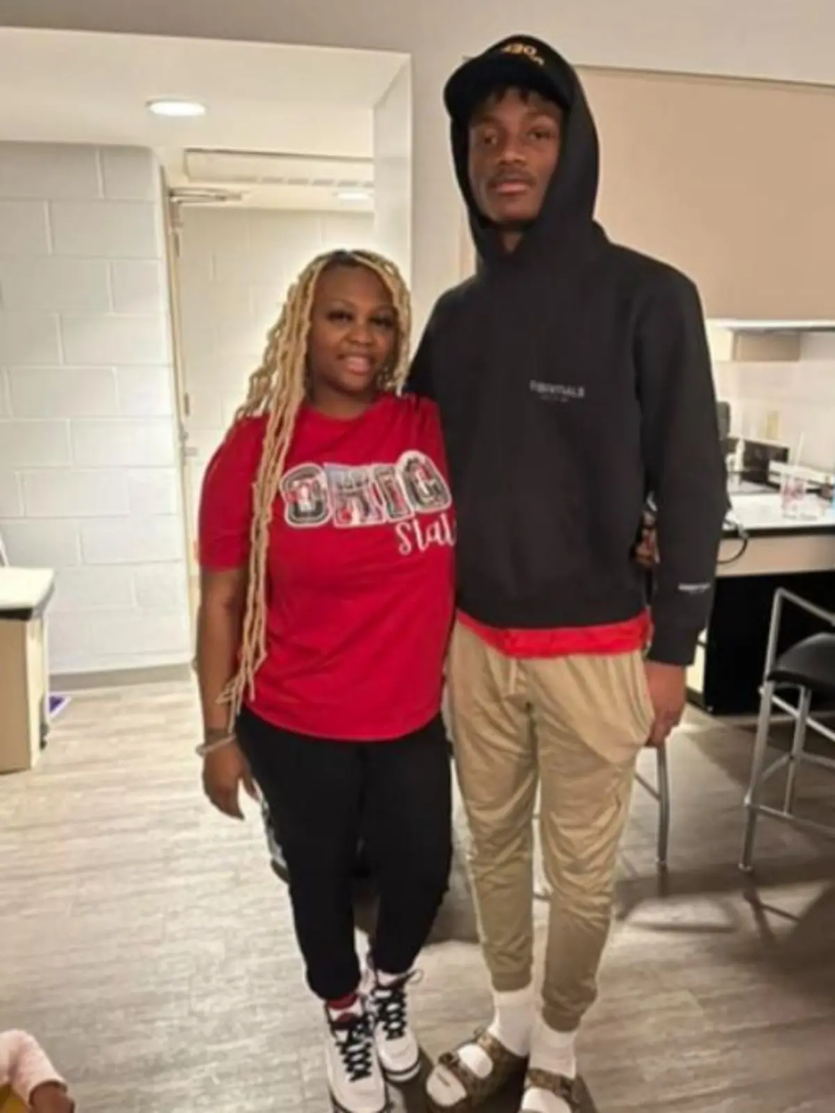 Ohio State Receiver Carnell Tate (23) und seine Mutter Ashley (40)