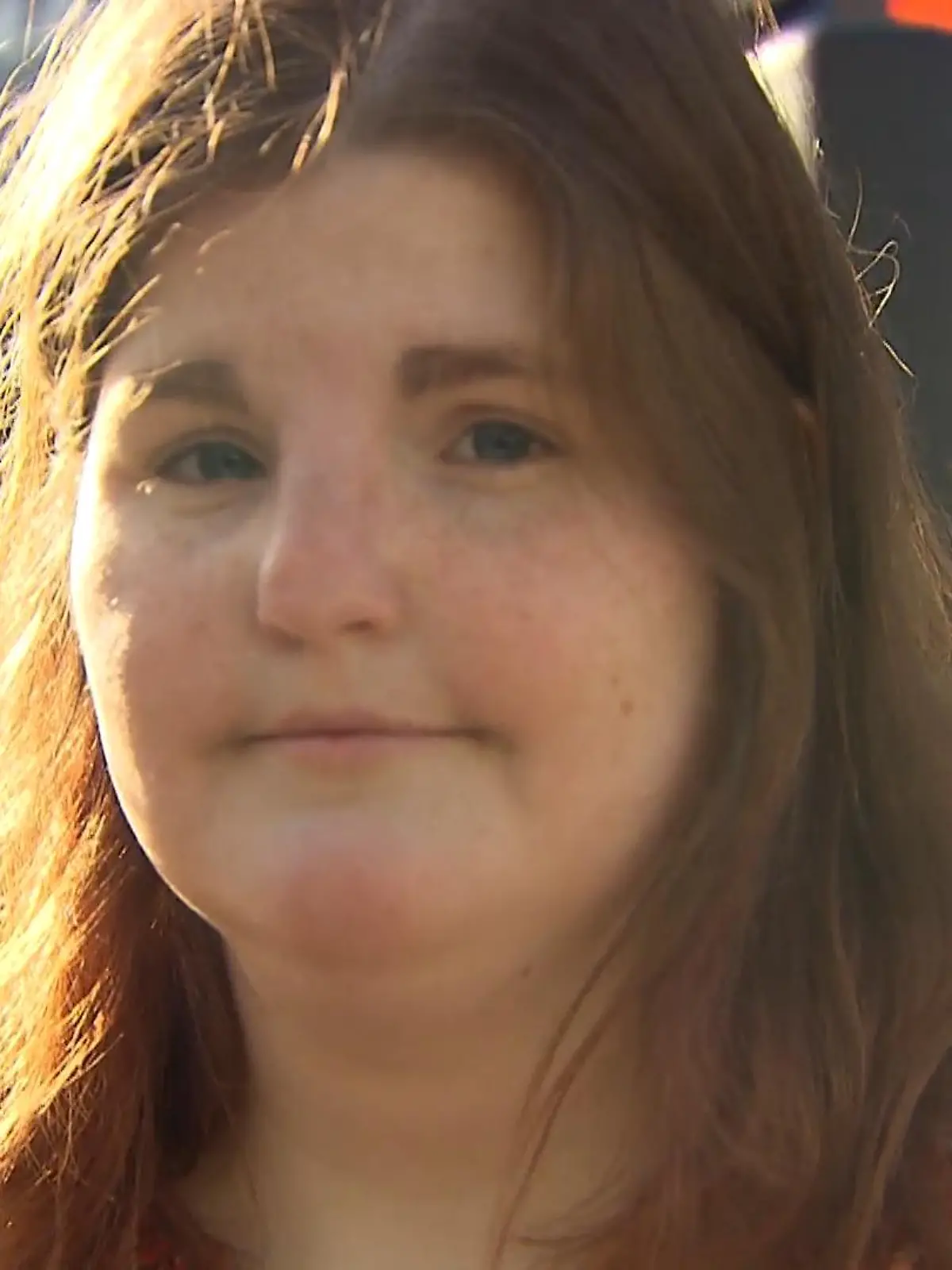 Als die 16-jährige Helena O. am 05.04.2012 mit dem Rücken zur befahrenen Straße auf dem Gießener Marktplatz auf den Bus wartete, hat sie damit bestimmt nicht gerechnet. Mitten im Gespräch mit einem Freund wurde sie rücklings von einem ausladenden Bus-Spiegel am Ohr erwischt. Dabei stand sie sogar hinter der Sicherheitslinie. Als wäre das nicht schon schlimm genug, verlor die fast gehörlose Teenagerin damals ihr Cochlea-Hörimplantat durch den Aufprall. Mit den Folgen hat die junge Frau bis heute zu kämpfen.