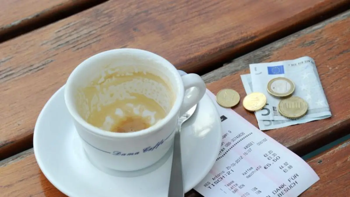 Kaffeetasse mit Rechnung und Geld