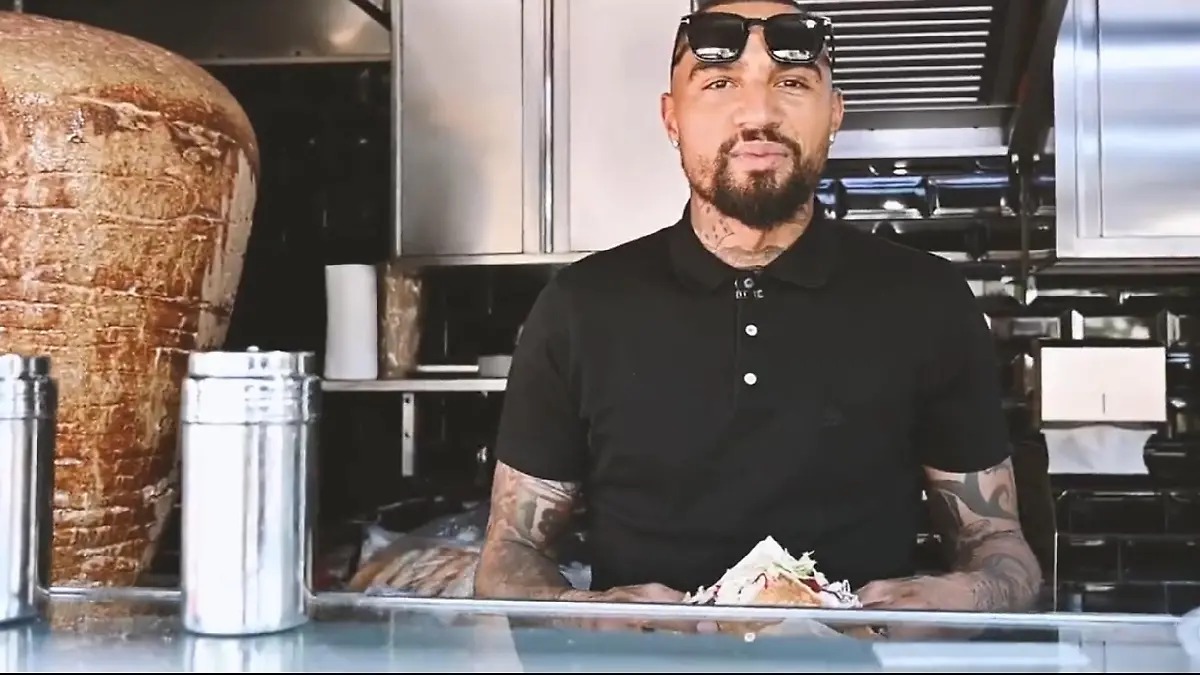 Kevin-Prince Boateng mit Döner in der Hand.