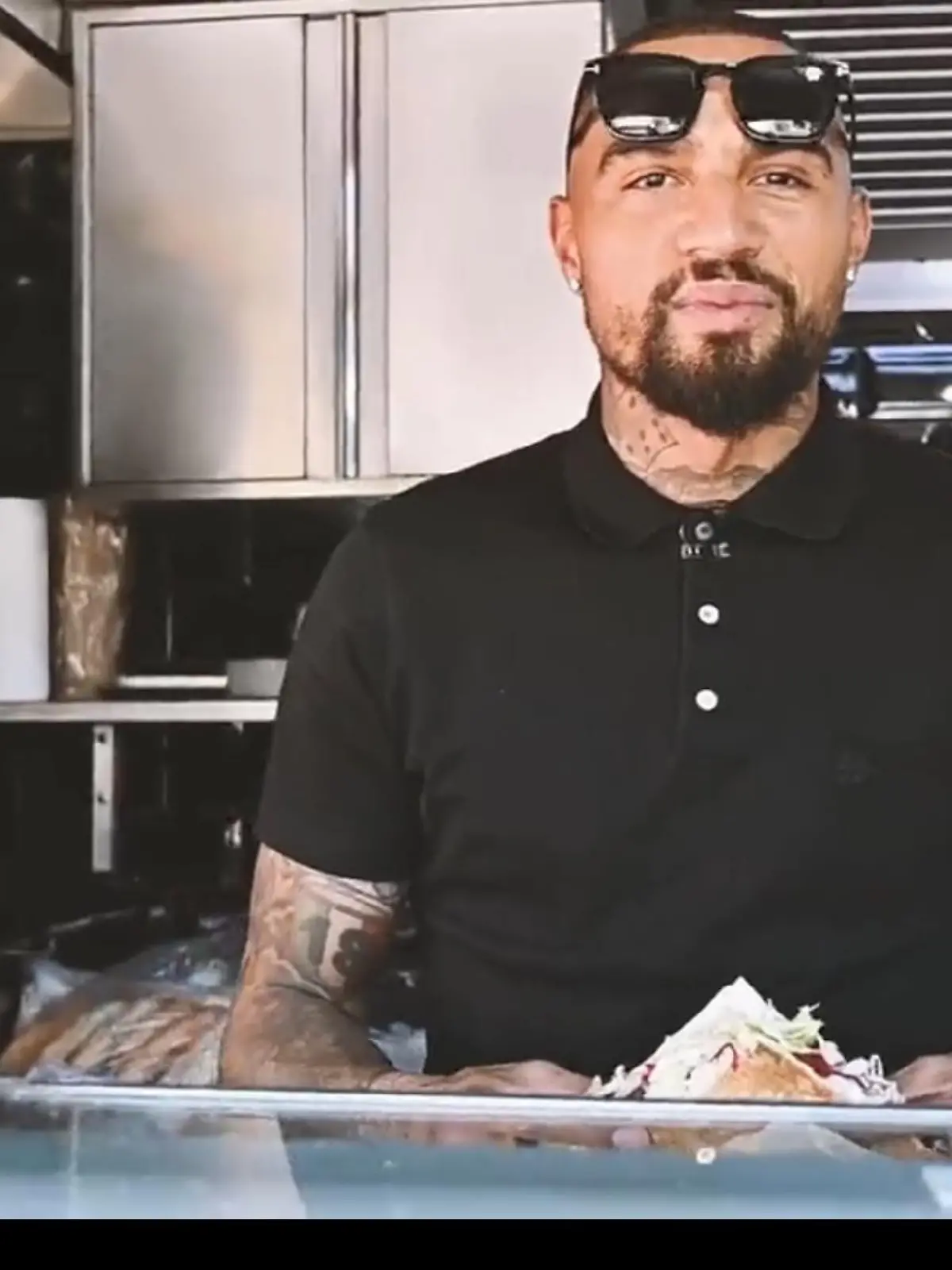 Kevin-Prince Boateng mit Döner in der Hand.