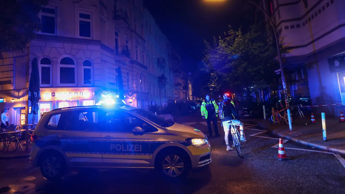 17.07.2023, Hamburg: Einsatzkräfte sperren eine Straße in einem Wohngebiet am Rande des Schanzenviertels. Bei Bauarbeiten im Hamburger Schanzenviertel ist am Montag eine britische Fliegerbombe aus dem Zweiten Weltkrieg entdeckt worden. Ein Großaufgebot von Polizei und Feuerwehr ist vor Ort. Foto: Bodo Marks/Bodo Marks/dpa +++ dpa-Bildfunk +++