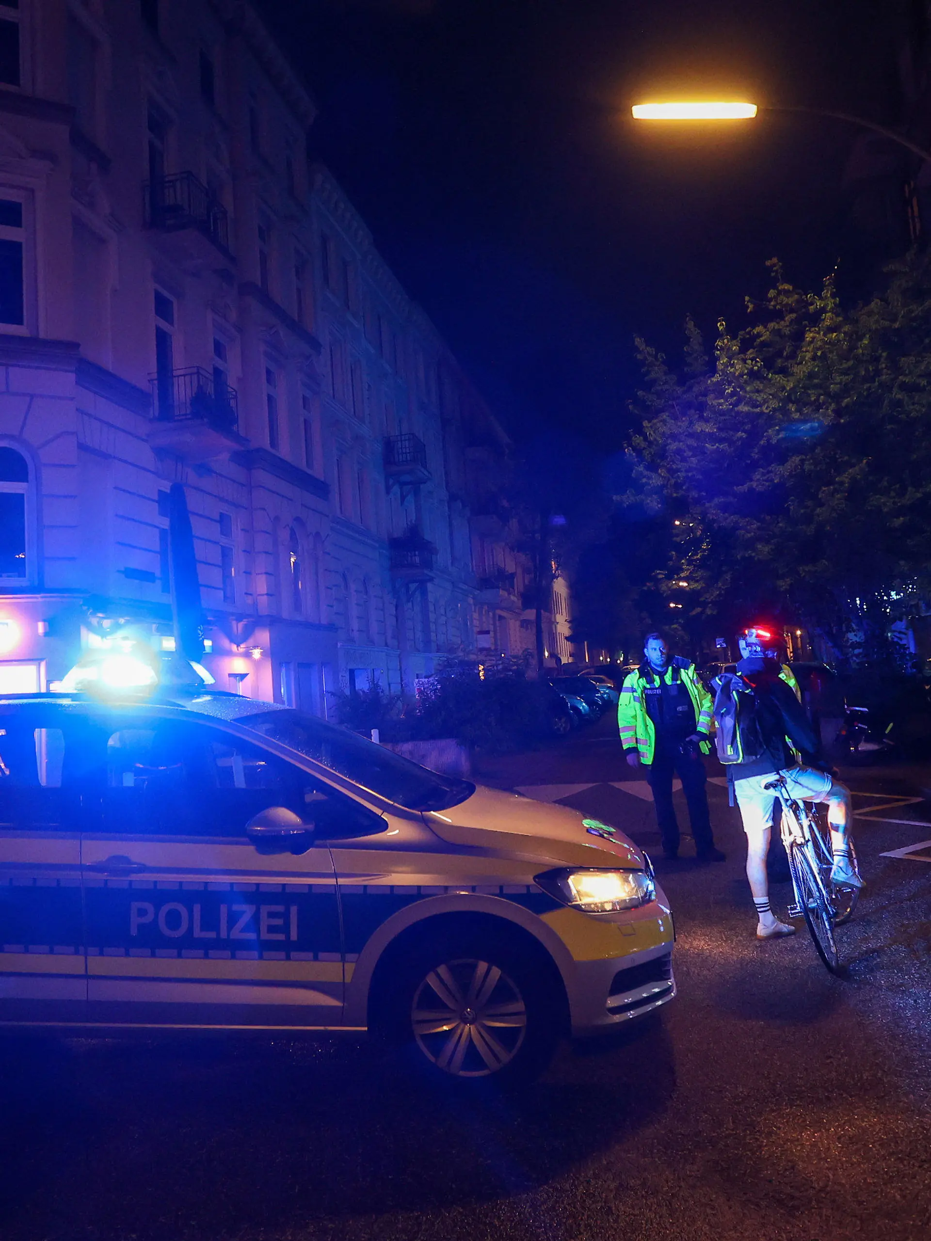 17.07.2023, Hamburg: Einsatzkräfte sperren eine Straße in einem Wohngebiet am Rande des Schanzenviertels. Bei Bauarbeiten im Hamburger Schanzenviertel ist am Montag eine britische Fliegerbombe aus dem Zweiten Weltkrieg entdeckt worden. Ein Großaufgebot von Polizei und Feuerwehr ist vor Ort. Foto: Bodo Marks/Bodo Marks/dpa +++ dpa-Bildfunk +++