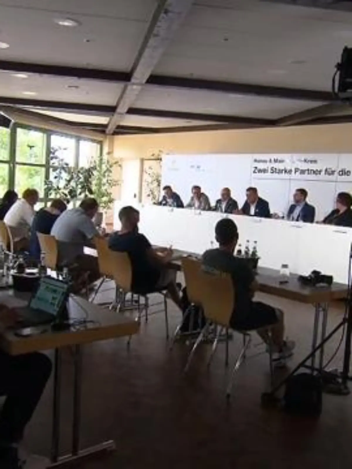Noch kein Jahr ist es her, seit dem sich die Menschen in Hanau stolz „Großstädter“ nennen dürfen – denn im September 2021 hat die Bevölkerung die 100.000er-Marke geknackt und steht nun in einer Reihe mit den bisherigen „Riesen“ Frankfurt, Wiesbaden, Darmstadt, Offenbach und Kassel.

Nun steht schon die nächste Veränderung an: Hanau wird 2026 zur kreisfreien Stadt, somit wird sie künftig alle Angelegenheiten für Bürgerinnen und Bürger wieder eigenständig regeln. Allerdings bringt der Austritt auch mehr Aufgaben mit sich. Was sich nun genau ändert, sehen Sie im Video!