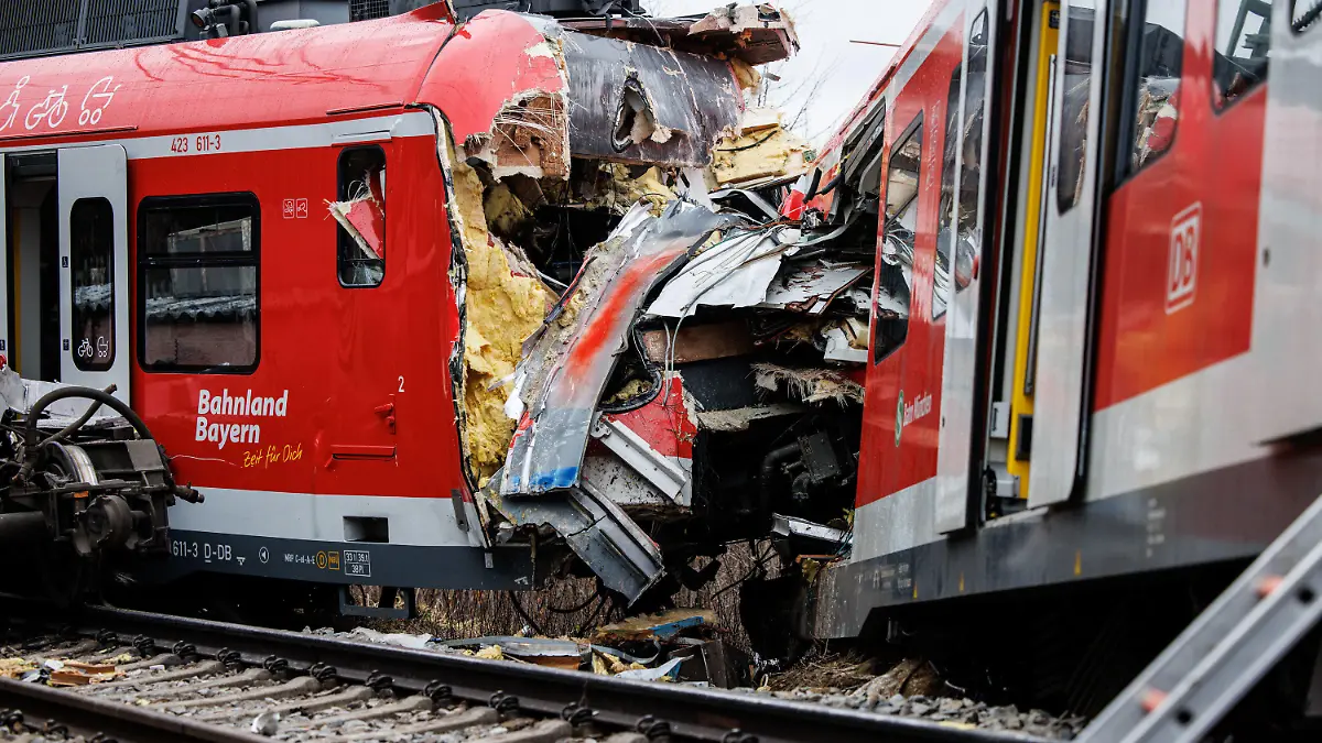 15.02.2022, Bayern, Schäftlarn: Zwei aufeinander geprallte S-Bahnen sind an der Unfallstelle in der Nähe des Bahnhofes Ebenhausen-Schäftlarn zu sehen. Beim Zusammenstoß zweier S-Bahnen im Landkreis München sind am Montag ein Mensch getötet und mehr als zehn verletzt worden. Foto: Matthias Balk/dpa +++ dpa-Bildfunk +++