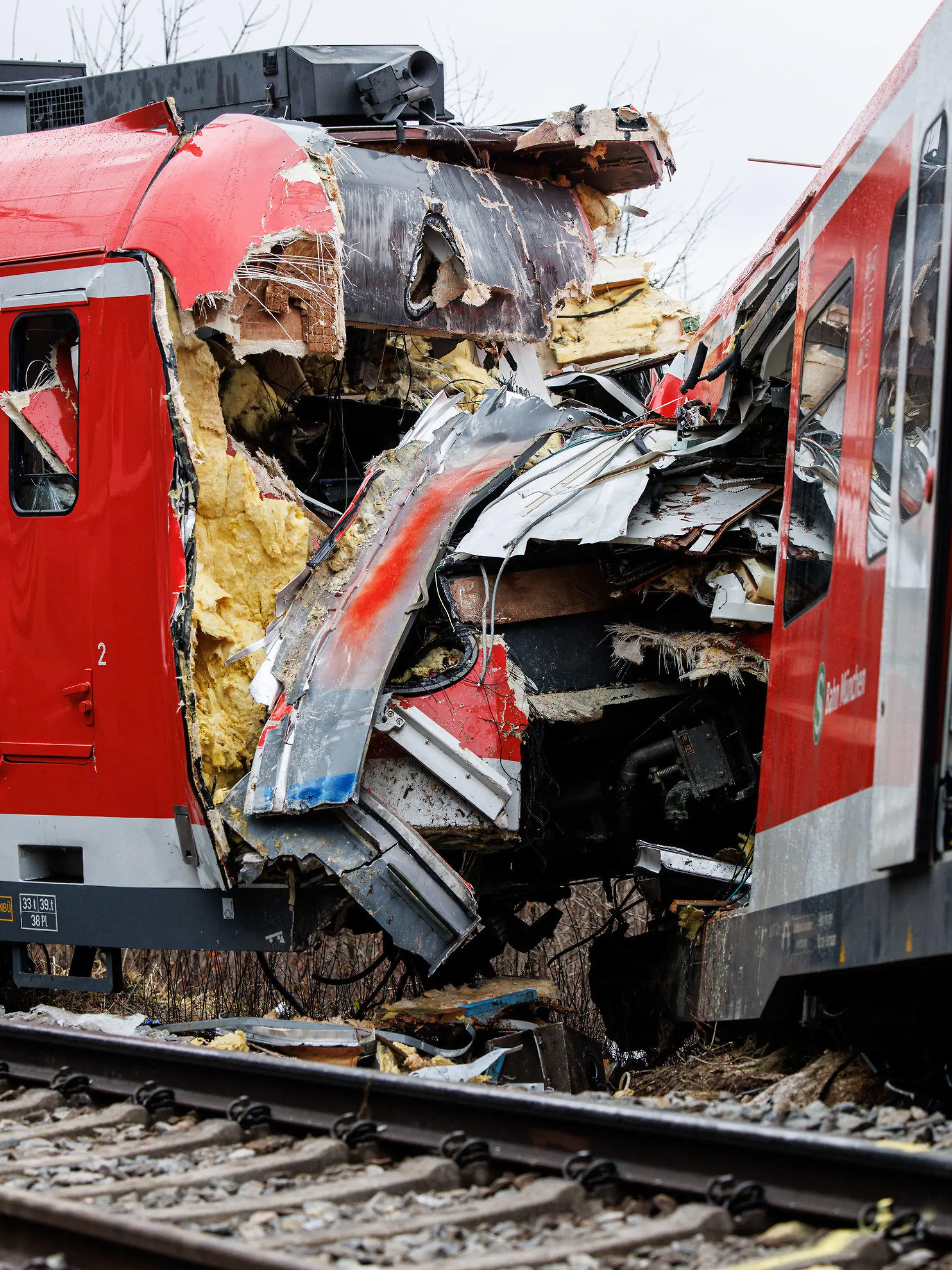 15.02.2022, Bayern, Schäftlarn: Zwei aufeinander geprallte S-Bahnen sind an der Unfallstelle in der Nähe des Bahnhofes Ebenhausen-Schäftlarn zu sehen. Beim Zusammenstoß zweier S-Bahnen im Landkreis München sind am Montag ein Mensch getötet und mehr als zehn verletzt worden. Foto: Matthias Balk/dpa +++ dpa-Bildfunk +++