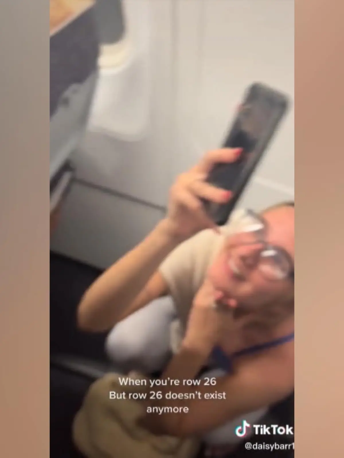 Daisy Barr und ihre Freundinnen haben ihre Sitzplätze in Reihe 26. Diese existiert in dem EasyJet-Flieger aber gar nicht.