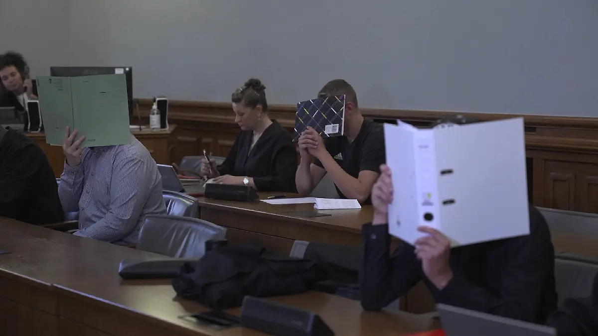 Beim Prozess-Auftakt am Landgericht Leipzig verbergen zwei der Täter ihr Gesicht.