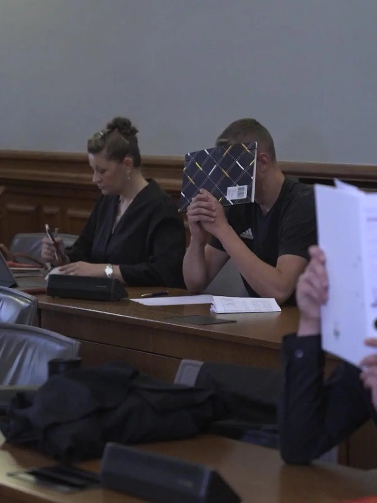 Beim Prozess-Auftakt am Landgericht Leipzig verbergen zwei der Täter ihr Gesicht.