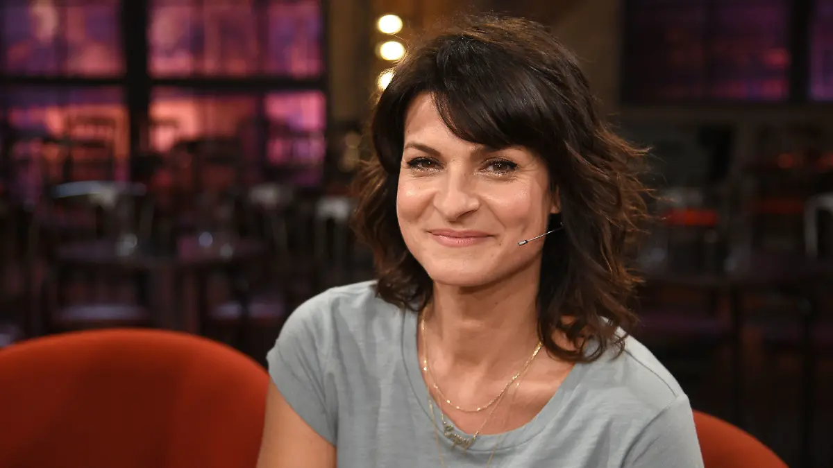 ARCHIV - 27.04.2018, Nordrhein-Westfalen, Köln: Die Moderatorin Marlene Lufen sitzt nach der Aufzeichnung der WDR-Talkshow "Kölner Treff" im Studio. In einem Live-Talk wird Marlene Lufen am 08.02.2021 bei Sat.1 mit Gästen die Auswirkungen des Lockdowns diskutieren. (zu dpa «Sat.1: Lockdown-Talk mit Marlene Lufen nach deren Video-Hit») Foto: Henning Kaiser/dpa +++ dpa-Bildfunk +++