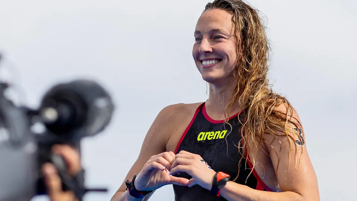 Schwimmen: Weltmeisterschaft; Fukuoka 2023, Freiwasser: Leonie Beck reagiert auf ihren Sieg.