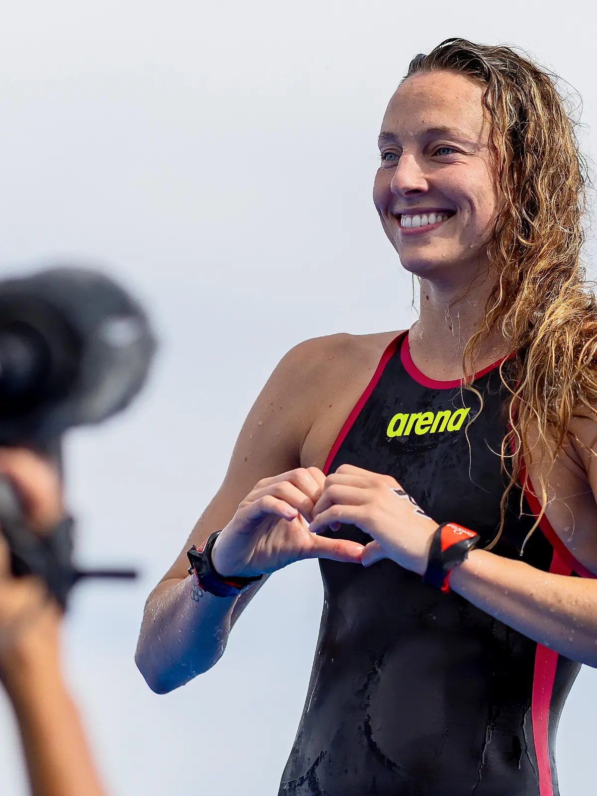 Schwimmen: Weltmeisterschaft; Fukuoka 2023, Freiwasser: Leonie Beck reagiert auf ihren Sieg.