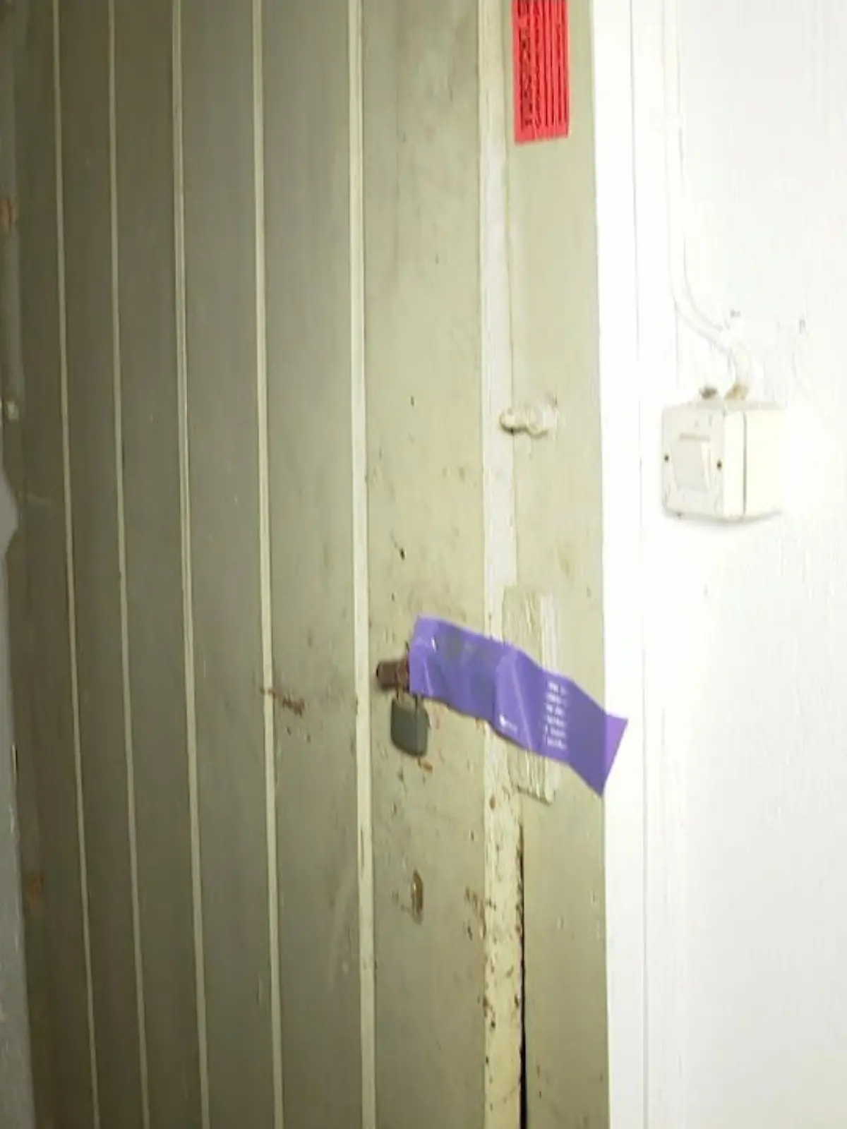 Die Polizei hat am Dienstag in Lüdenscheid die Leiche eines toten Babys gefunden. Es lag versteckt hinter einer Kellertür.
