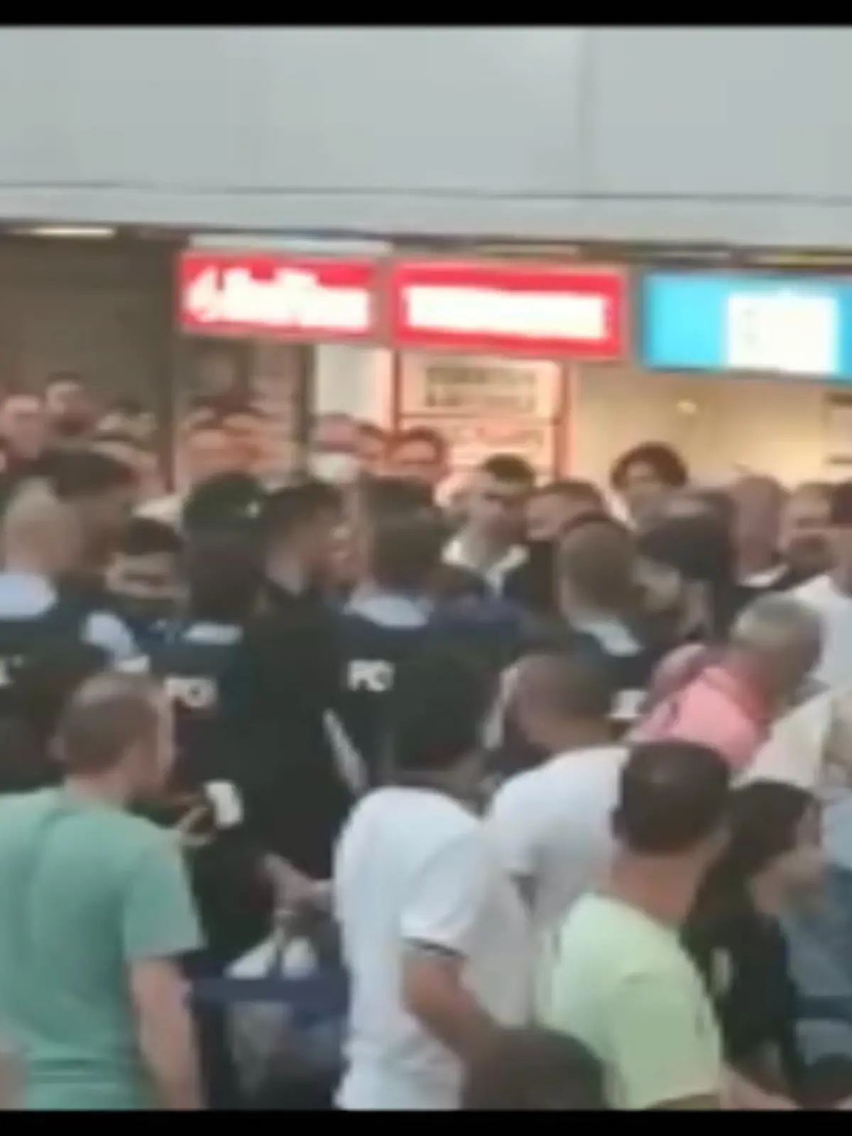 Lange Warteschlangen und genervte Urlauber - das Chaos am Flughafen Düsseldorf spitzt sich weiter zu.