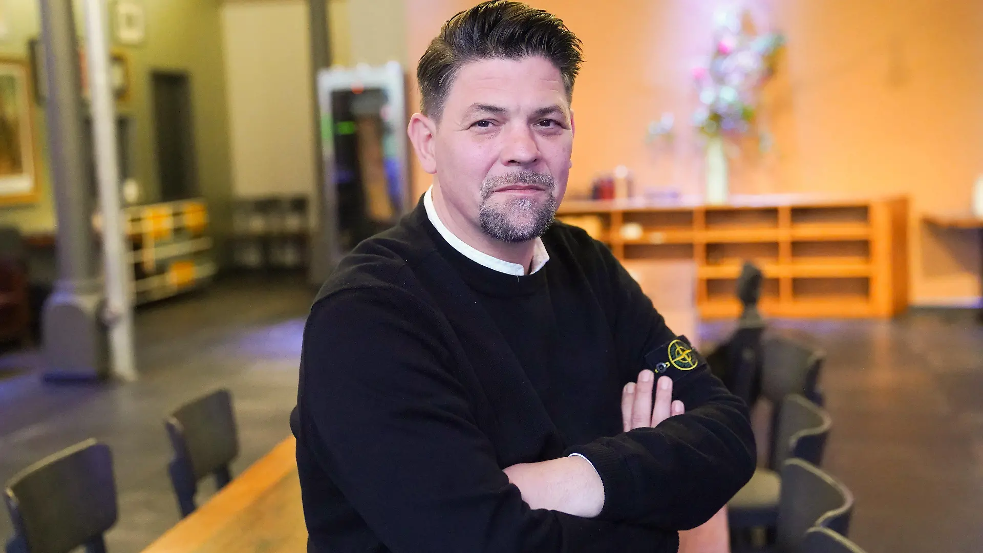 ARCHIV - 26.09.2022, Hamburg: TV-Koch Tim Mälzer steht im Studio des Restaurants «Bullerei». Wegen der Entschärfung einer Fliegerbombe muss am Montagabend das Restaurant «Bullerei» von Tim Mälzer evakuiert werden. Das teilte der Koch und Unternehmer auf Instagram mit. Foto: Marcus Brandt/dpa +++ dpa-Bildfunk +++