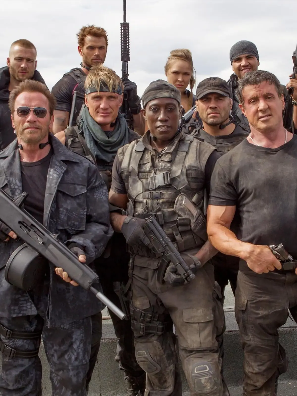 Die Expendables (vorne v.l.) Galgo (Antonio Banderas), Trench (Arnold Schwarzenegger), Gunner Jensen (Dolph Lundgren), Doc (Wesley Snipes), Toll Road (Randy Couture), Barney Ross (Sylvester Stallone) und Lee Christmas (Jason Statham) formieren sich neu, um den abtrünnigen Expendables-Mitbegründer Stonebanks zu überführen.