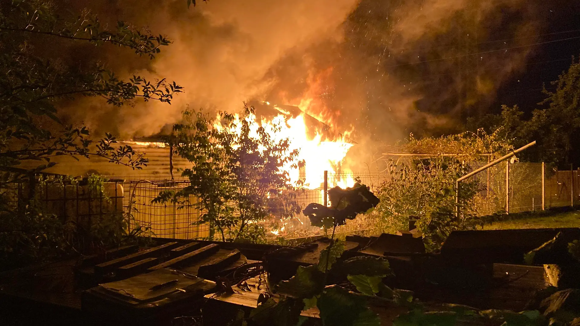 Gartenlaube im Vollbrand