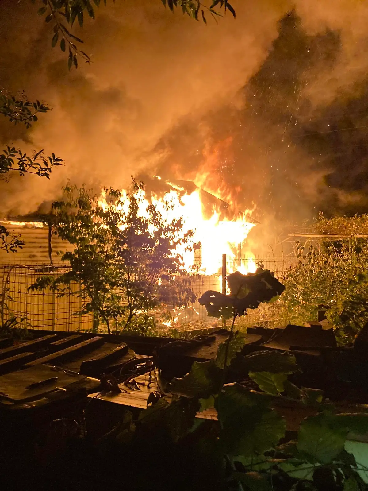 Gartenlaube im Vollbrand