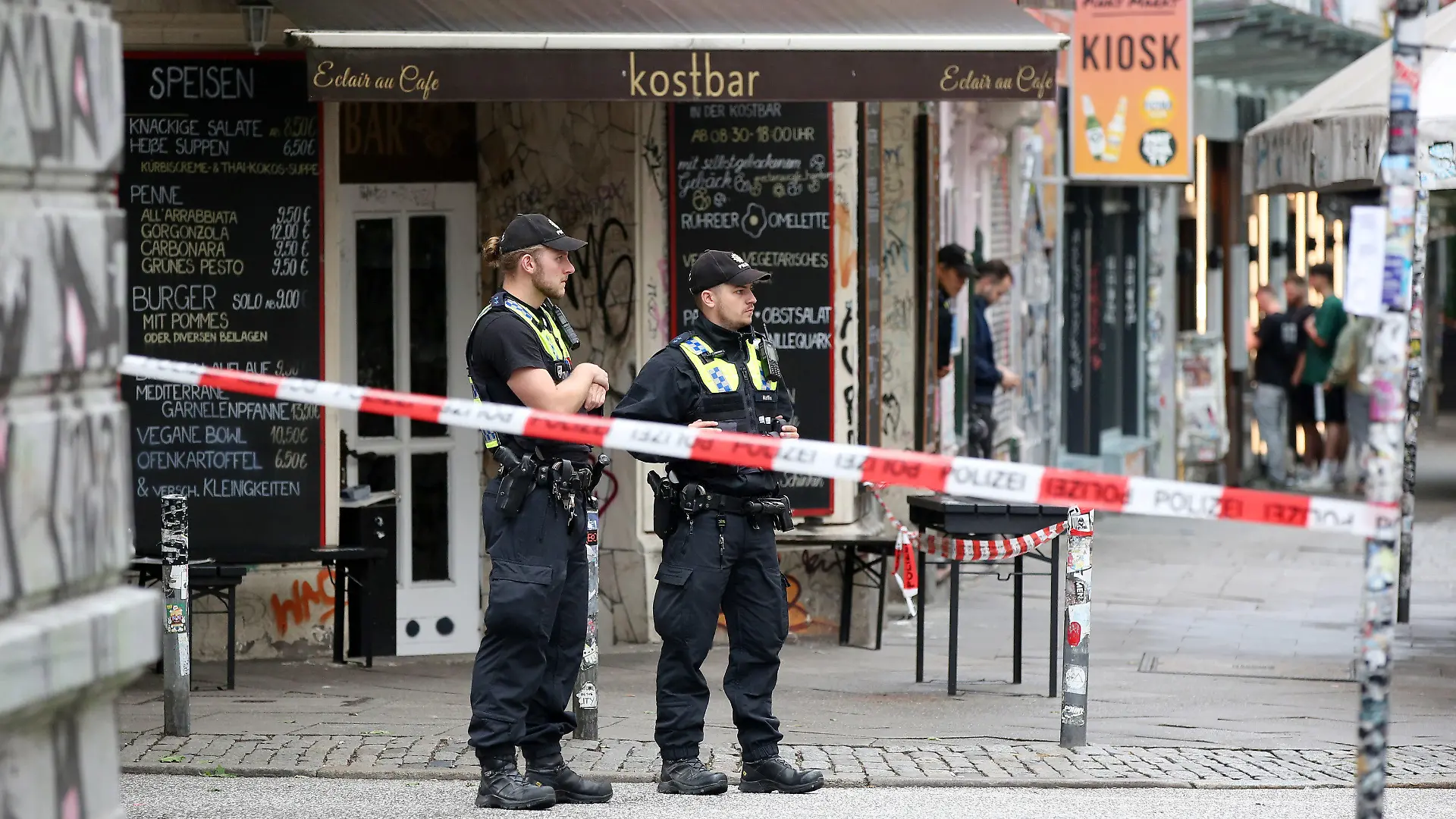 17.07.2023, Hamburg: Einsatzkräfte sind im Rahmen eines Bombenfunds in Hamburg bei Evakuierungsmaßnahmen im Einsatz. Bei Bauarbeiten im Hamburger Schanzenviertel ist am Montag eine britische Fliegerbombe aus dem Zweiten Weltkrieg entdeckt worden. Ein Großaufgebot von Polizei und Feuerwehr sind vor Ort. Foto: Bodo Marks/Bodo Marks/dpa +++ dpa-Bildfunk +++
