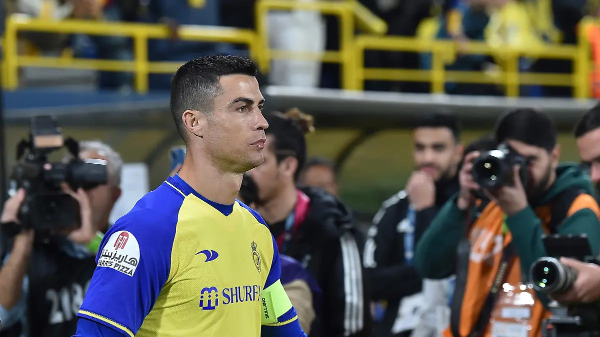 ARCHIV - 25.09.2017, Saudi-Arabien, Riad: Fußball: Pro League, Saudi-Arabien, Al-Nassr FC - Al-Ettifaq: Al Nassr-Spieler Cristiano Ronaldo betritt das Spielfeld vor seinem Pflichtspiel-Debüt für Al-Nassr. Die Meisterschaft verpasste er mit seinem Club. Al-Nassr wurde mit einer Transfersperre von der FIFA belegt. (zu dpa: «FIFA: Ronaldo-Club Al-Nassr mit Transfersperre belegt») Foto: -/AP/dpa +++ dpa-Bildfunk +++