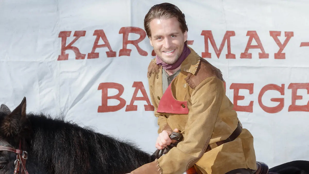 ARCHIV - 24.02.2017, Schleswig-Holstein, Bad Segeberg: Der Schauspieler Alexander Klaws sitzt im Freilichttheater am Kalkberg auf einem Pferd. Klaws ist der neue Winnetou bei den Karl-May-Spielen in Bad Segeberg. Der 35-Jährige wird vom 29. Juni an als edler Apachenhäuptling am Kalkberg in den Sattel steigen, wie die Veranstalter am 01.03.2019 mitteilten. (zu dpa "Alexander Klaws ist neuer Winnetou bei den Karl-May-Spielen") Foto: Markus Scholz/dpa +++ dpa-Bildfunk +++