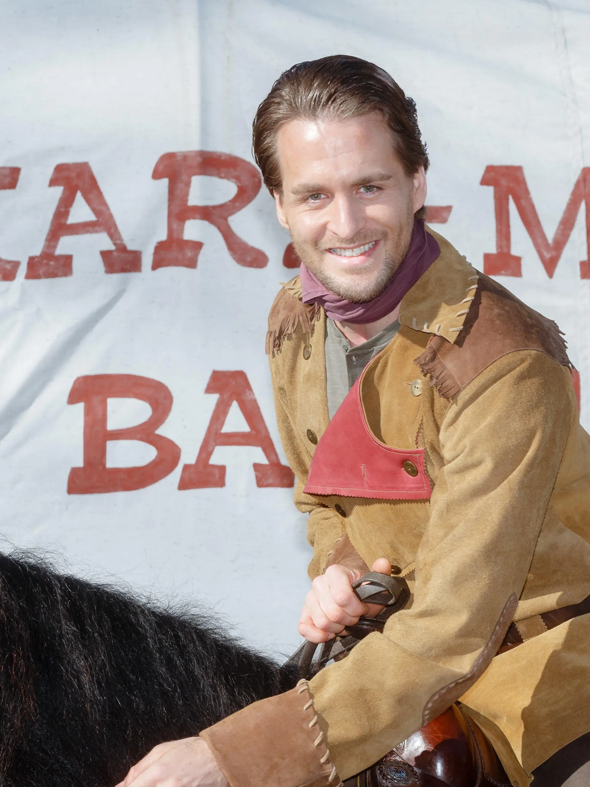 ARCHIV - 24.02.2017, Schleswig-Holstein, Bad Segeberg: Der Schauspieler Alexander Klaws sitzt im Freilichttheater am Kalkberg auf einem Pferd. Klaws ist der neue Winnetou bei den Karl-May-Spielen in Bad Segeberg. Der 35-Jährige wird vom 29. Juni an als edler Apachenhäuptling am Kalkberg in den Sattel steigen, wie die Veranstalter am 01.03.2019 mitteilten. (zu dpa "Alexander Klaws ist neuer Winnetou bei den Karl-May-Spielen") Foto: Markus Scholz/dpa +++ dpa-Bildfunk +++