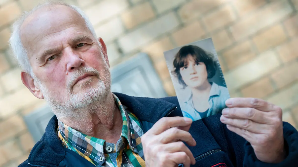 ARCHIV - 20.05.2015, Niedersachsen, Hannover: Hans von Möhlmann hält ein Foto seiner 1981 ermordeten Tochter Frederike in den Händen. Jahrelang hat er für einen neuen Mordprozess gekämpft. Die Vorwürfe richteten sich gegen einen Mann, der 1983 aus Mangel an Beweisen in dem Fall freigesprochen worden war. Jetzt ist der Vater kurz vor dem geplanten neuen Prozess gestorben, wie eine Sprecherin des Landgerichts Verden am 20.06.2022 der dpa sagte. (zu dpa "Vater von 1981 getöteter Frederike stirbt vor neuem Mordprozess") Foto: Hauke-Christian Dittrich/ dpa +++ dpa-Bildfunk +++