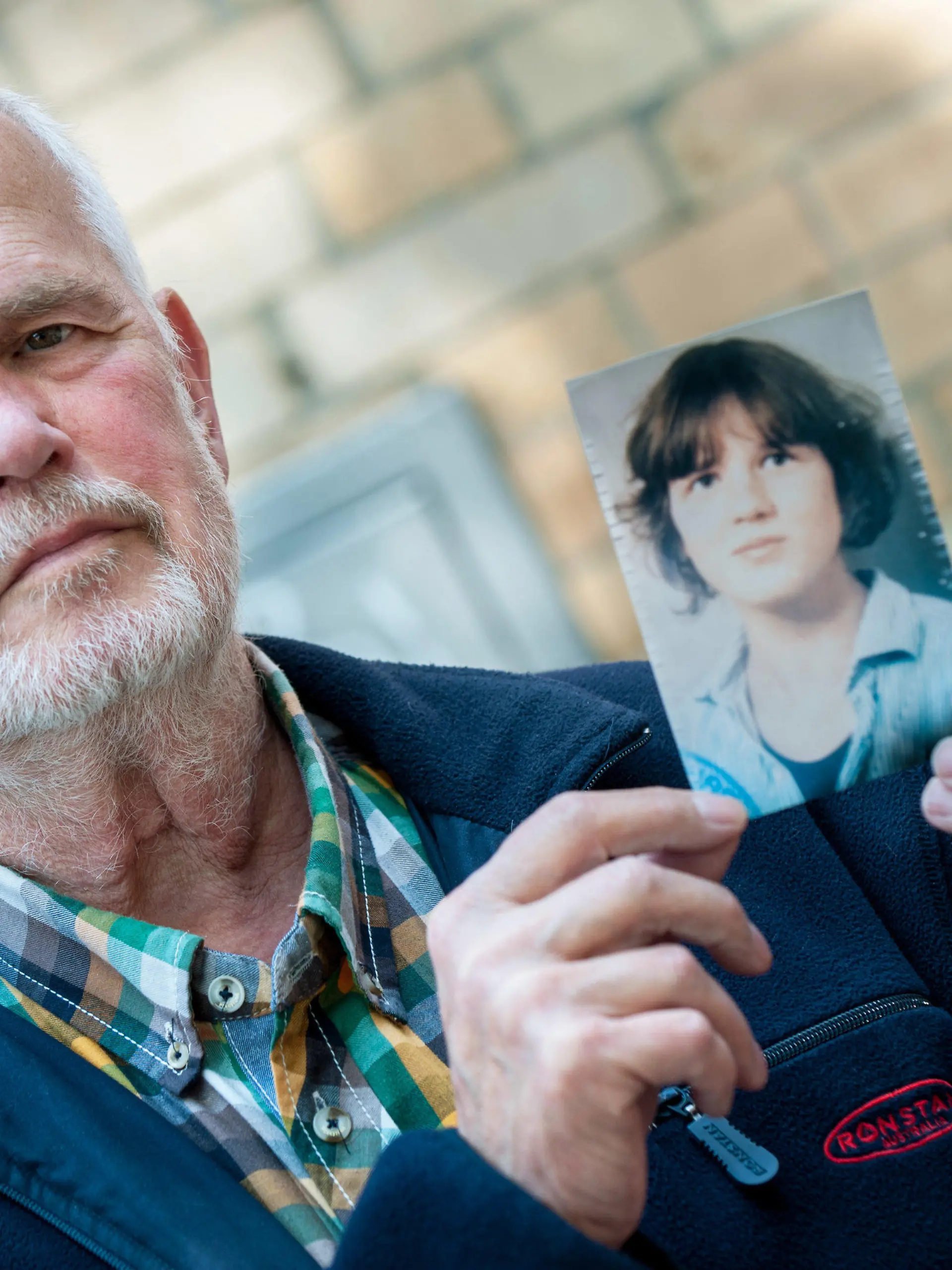 ARCHIV - 20.05.2015, Niedersachsen, Hannover: Hans von Möhlmann hält ein Foto seiner 1981 ermordeten Tochter Frederike in den Händen. Jahrelang hat er für einen neuen Mordprozess gekämpft. Die Vorwürfe richteten sich gegen einen Mann, der 1983 aus Mangel an Beweisen in dem Fall freigesprochen worden war. Jetzt ist der Vater kurz vor dem geplanten neuen Prozess gestorben, wie eine Sprecherin des Landgerichts Verden am 20.06.2022 der dpa sagte. (zu dpa "Vater von 1981 getöteter Frederike stirbt vor neuem Mordprozess") Foto: Hauke-Christian Dittrich/ dpa +++ dpa-Bildfunk +++