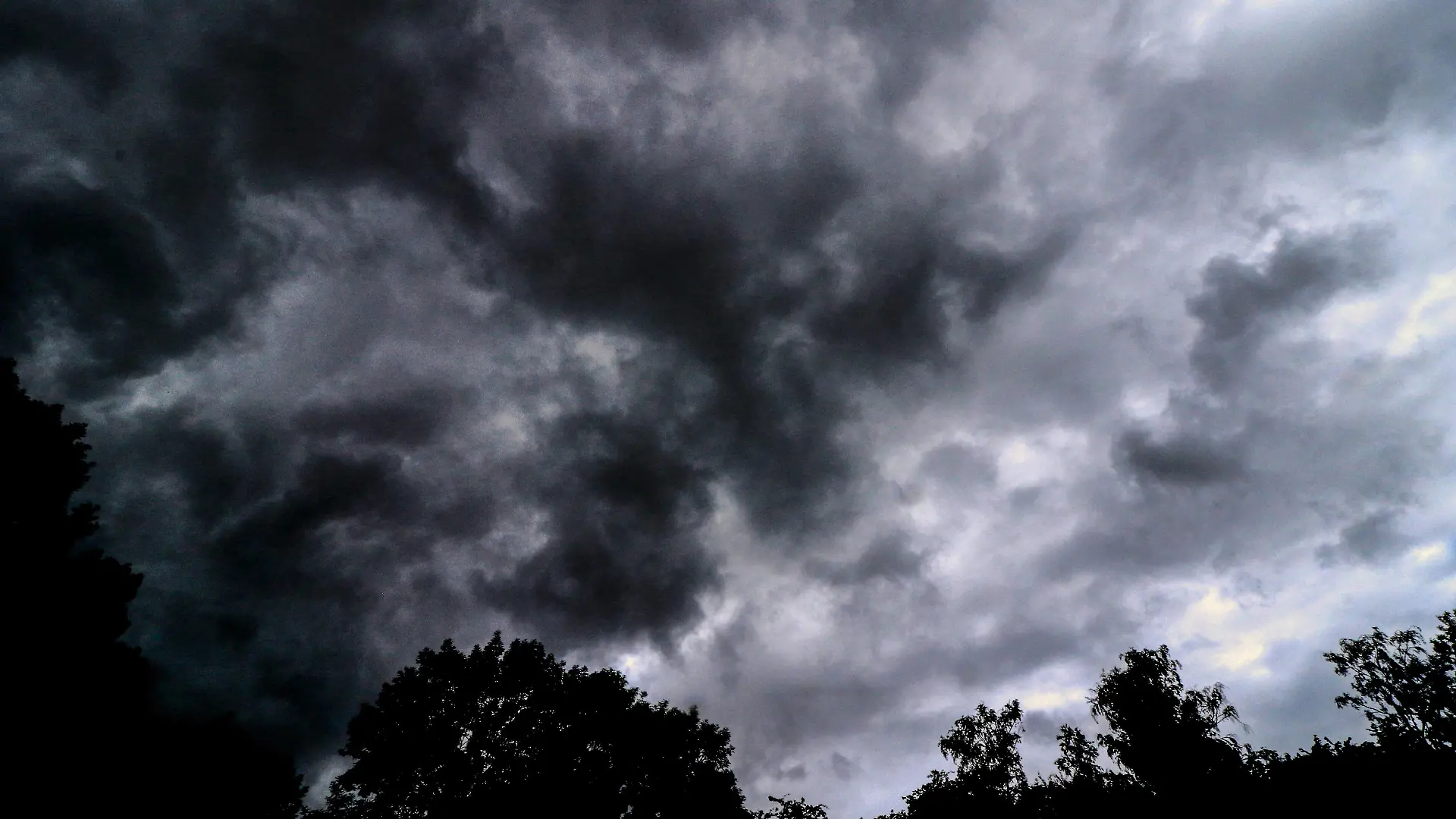 Schweres Unwetter zieht über Essen Ein Unwetter mit vereinzelten Sturmböen, Gewitter und heftigen Starkregen über dem Ruhrgebiet. Essen Nordrhein-Westfalen Deutschland Überruhr *** Severe thunderstorm moves over Essen A storm with isolated squalls, thunderstorms and heavy rain over the Ruhr Essen North Rhine Westphalia Germany Überruhr