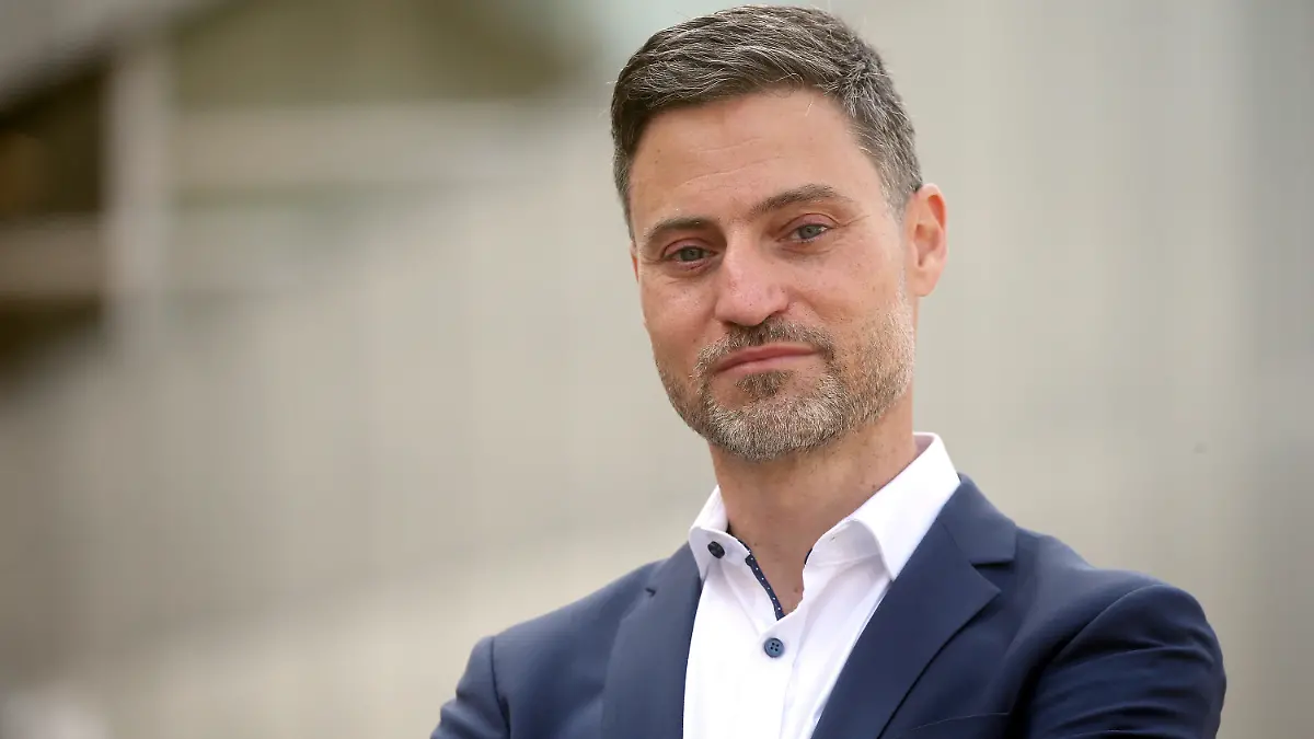 ARCHIV - 10.06.2021, Berlin: Meron Mendel, Direktor der Bildungsstätte Anne Frank steht bei einem Porträtermin vor dem Jüdischen Museum. Mendel fordert die Verantwortlichen der Weltkunstausstellung documenta fifteen in Kassel auf, einen Beitrag des indonesischen Künstlerkollektivs Taring Padi wegen antisemitischer Motive zu entfernen. (zu dpa "Antisemitische Motive: Mendel fordert Entfernung von documenta-Werk") Foto: Wolfgang Kumm/dpa +++ dpa-Bildfunk +++