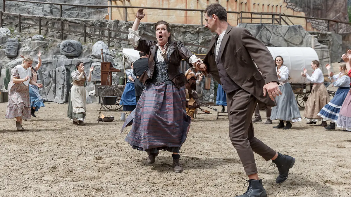 17.06.2022, Schleswig-Holstein, Bad Segeberg: Die Schauspielerin Katy Karrenbauer (M) als Rosalie Ebersbach spielt als auf der Fotoprobe von «Der Ölprinz». Das Stück feiert am 25.06.2022 seine Premiere im Freilichttheater am Kalkberg. Foto: Markus Scholz/dpa +++ dpa-Bildfunk +++