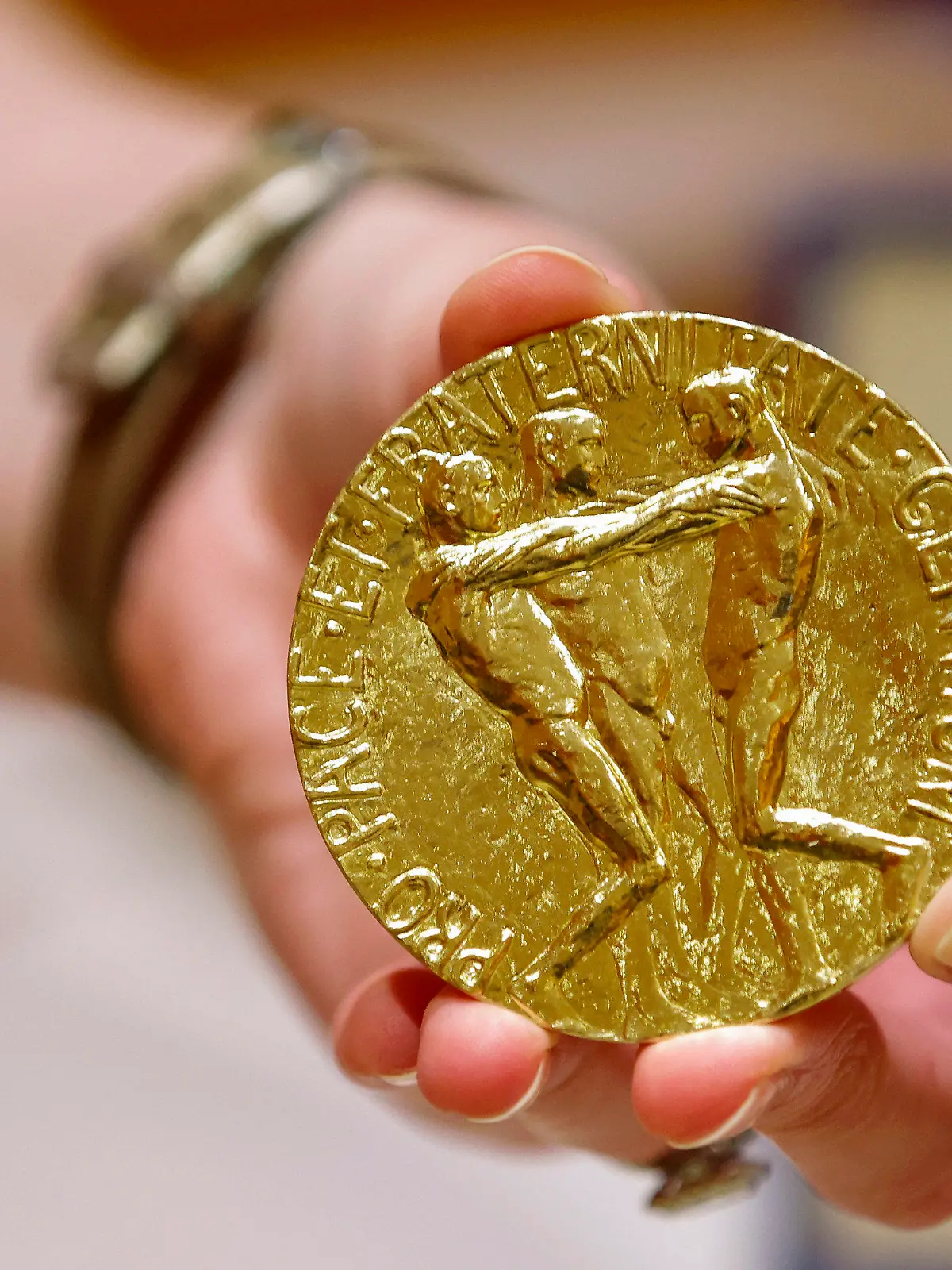 20.06.2022, USA, New York: Die 23-karätige Goldmedaille des russischen Journalisten Dmitri Muratow für den Friedensnobelpreis 2021 wird vor der Versteigerung im Times Center gezeigt. Der russische Journalist Dmitri Muratow lässt die Medaille seines Friedensnobelpreises zugunsten von Kriegsflüchtlingen aus der Ukraine versteigern. Foto: Eduardo Munoz Alvarez/AP/dpa +++ dpa-Bildfunk +++