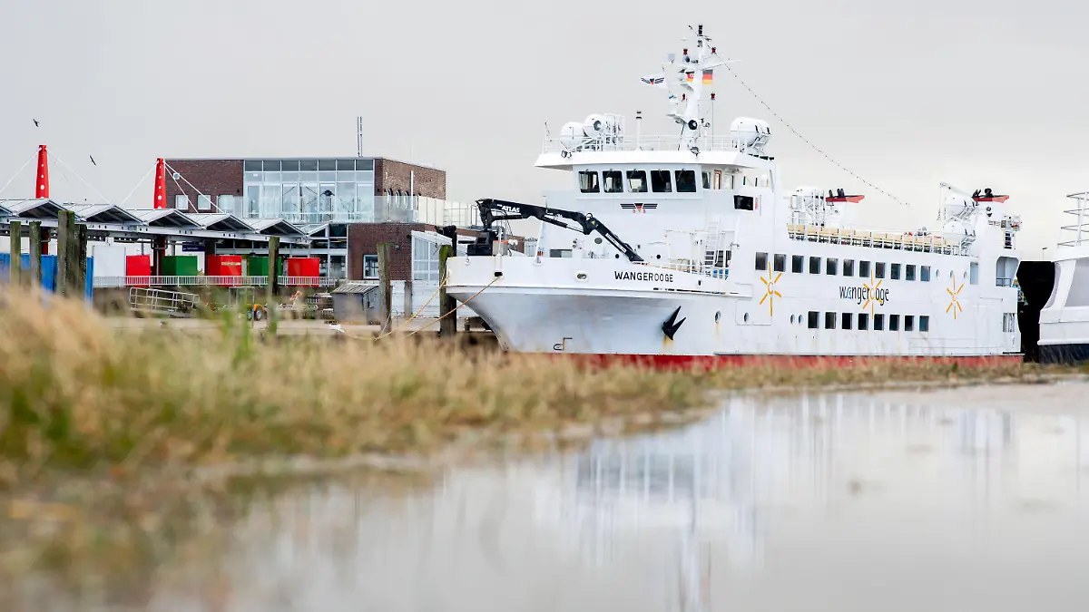 07.04.2022, Niedersachsen, Harlesiel: Das Fährschiff ·Wangerooge· der Deutschen Bahn liegt an einer Kaimauer im Hafen. Nachdem die Fähre am 31.03.2022 in der Hafeneinfahrt der Nordseeinsel Wangerooge auf Grund gelaufen ist, müssen sich Insulaner und Osterurlauber auf Änderungen im Fahrplan von und zu der ostfriesischen Insel einstellen. Foto: Hauke-Christian Dittrich/dpa +++ dpa-Bildfunk +++