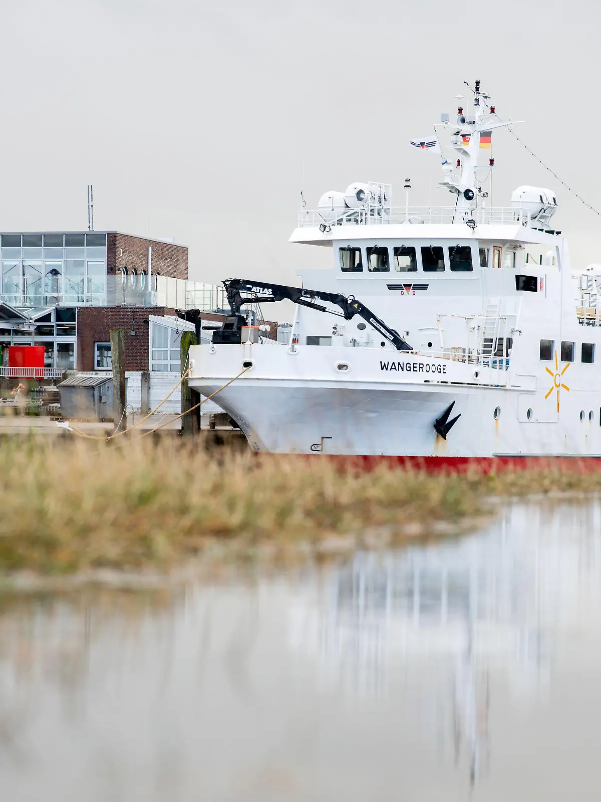 07.04.2022, Niedersachsen, Harlesiel: Das Fährschiff ·Wangerooge· der Deutschen Bahn liegt an einer Kaimauer im Hafen. Nachdem die Fähre am 31.03.2022 in der Hafeneinfahrt der Nordseeinsel Wangerooge auf Grund gelaufen ist, müssen sich Insulaner und Osterurlauber auf Änderungen im Fahrplan von und zu der ostfriesischen Insel einstellen. Foto: Hauke-Christian Dittrich/dpa +++ dpa-Bildfunk +++