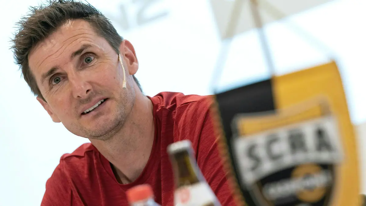 20.06.2022, Österreich, Altach: Miroslav Klose, Fußballtrainer aus Deutschland, spricht im Rahmen seiner Vorstellung als neuer Trainer des Cashpoint SCR Altach während einer Pressekonferenz. Foto: Dietmar Stiplovsek/APA/dpa +++ dpa-Bildfunk +++