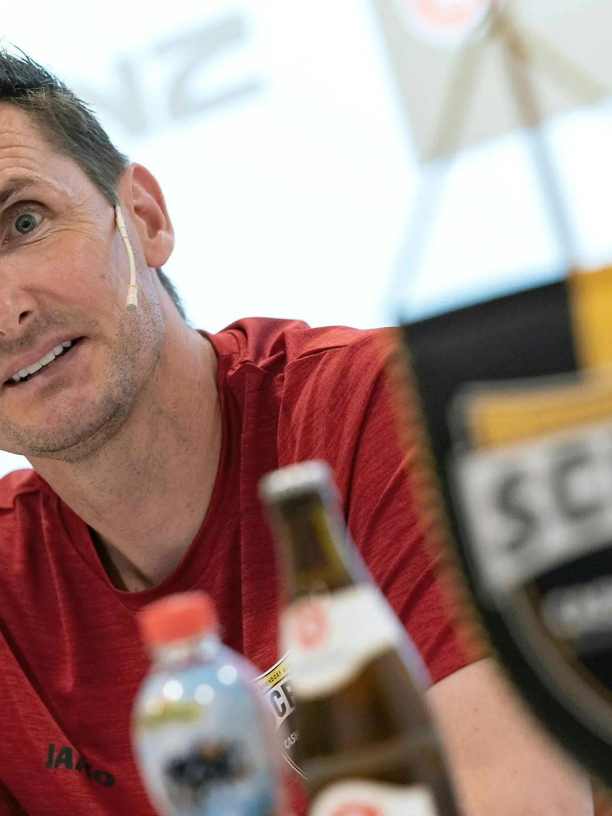 20.06.2022, Österreich, Altach: Miroslav Klose, Fußballtrainer aus Deutschland, spricht im Rahmen seiner Vorstellung als neuer Trainer des Cashpoint SCR Altach während einer Pressekonferenz. Foto: Dietmar Stiplovsek/APA/dpa +++ dpa-Bildfunk +++
