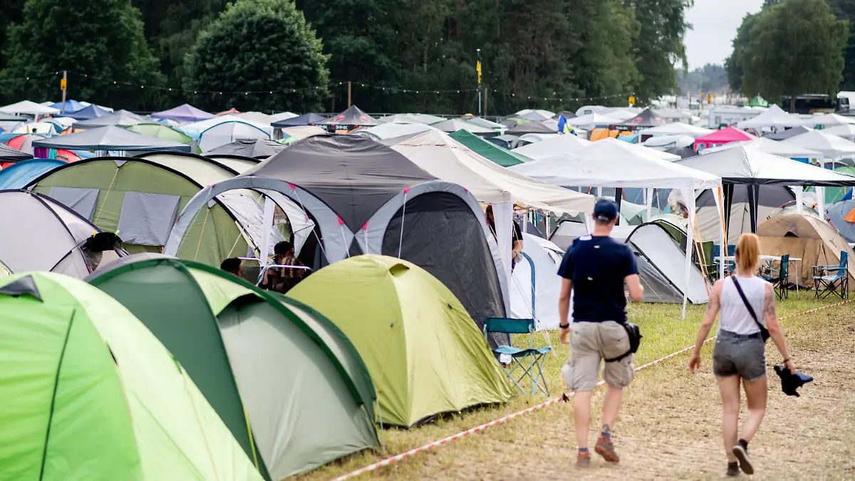 17.06.2022, Niedersachsen, Scheeßel: Zahlreiche Zelte stehen auf dem Zeltplatz des Hurricane Festivals. Das Open-Air-Festival mit rund 78.000 Besuchern pro Tag findet vom 17. bis zum 19. Juni statt. Foto: Hauke-Christian Dittrich/dpa +++ dpa-Bildfunk +++