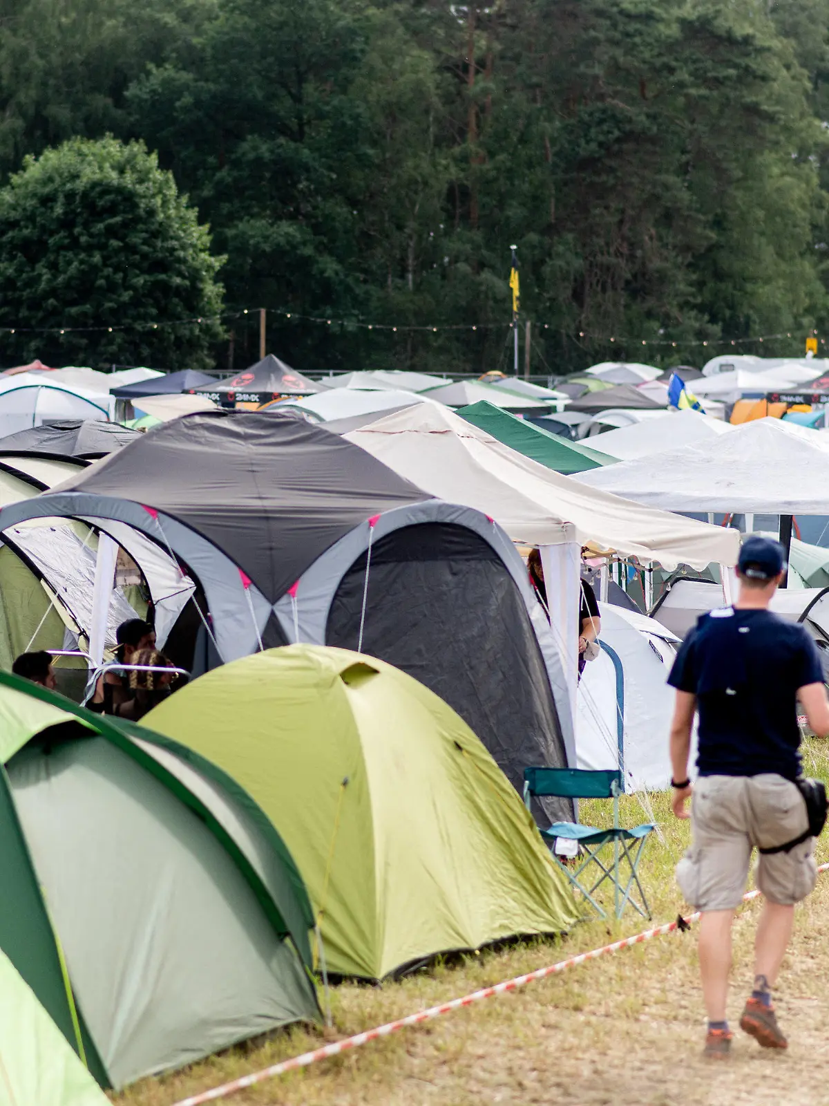 17.06.2022, Niedersachsen, Scheeßel: Zahlreiche Zelte stehen auf dem Zeltplatz des Hurricane Festivals. Das Open-Air-Festival mit rund 78.000 Besuchern pro Tag findet vom 17. bis zum 19. Juni statt. Foto: Hauke-Christian Dittrich/dpa +++ dpa-Bildfunk +++