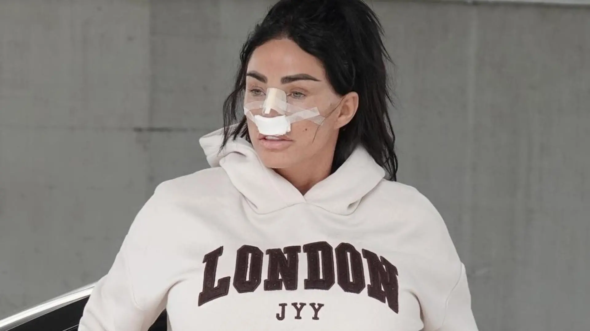 SONDERKONDITIONEN: MINDESTHONORAR: BGUK_2683859 - BRUSSELS, BELGIUM - *EXCLUSIVE* -
The British Model Katie Price is all bandaged up after undergoing a nose job, a lip lift along with an abdominal etching surgery at the BeClinic in Belgium as the former Glamour model recovers from her surgery procedures!
Pictured: Katie Price - Jordan
BACKGRID UK 11 JULY 2023