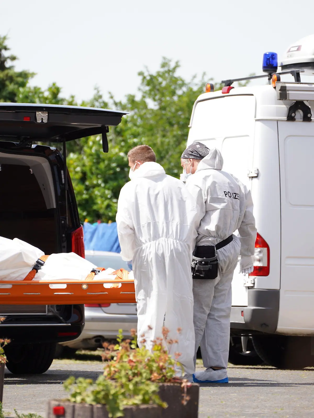 ARCHIV - 18.06.2022, Nordrhein-Westfalen, Kalletal-Stemmen: Ermittler der Polizei arbeiten nach einem Tötungsdelikt am Tatort. Nach der brutalen Tötung eines 39-Jährigen mit einer Axt in Kalletal im Kreis Lippe hatte die Polizei den Tatverdächtigen Wochen später nach der Flucht an der Grenze zu Polen gefasst. (zu dpa: «Prozess um den sogenannten Axtmörder von Kalletal beginnt») Foto: Leon Stock/NEWS5/dpa +++ dpa-Bildfunk +++