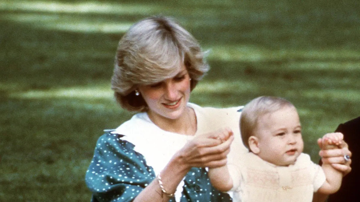 ARCHIV - Zum Staatsbesuch nach Australien reisten Prinzessin Diana und Prinz Charles mit Baby William, aufgenommen am 23.4.1983. Am 31.08.2017 jährt sich zum zwanzigsten Mal der Todestag von Prinzessin Diana, die bei einem Autounfall in Paris ums Leben kam. (zu dpa «Prinzessin Diana starb vor 20 Jahren - «Königin der Herzen» vom 25.08.2017 - Wiederholung vom 16.08.2017) Foto: UPI/A0001_UPI/dpa +++(c) dpa - Bildfunk+++