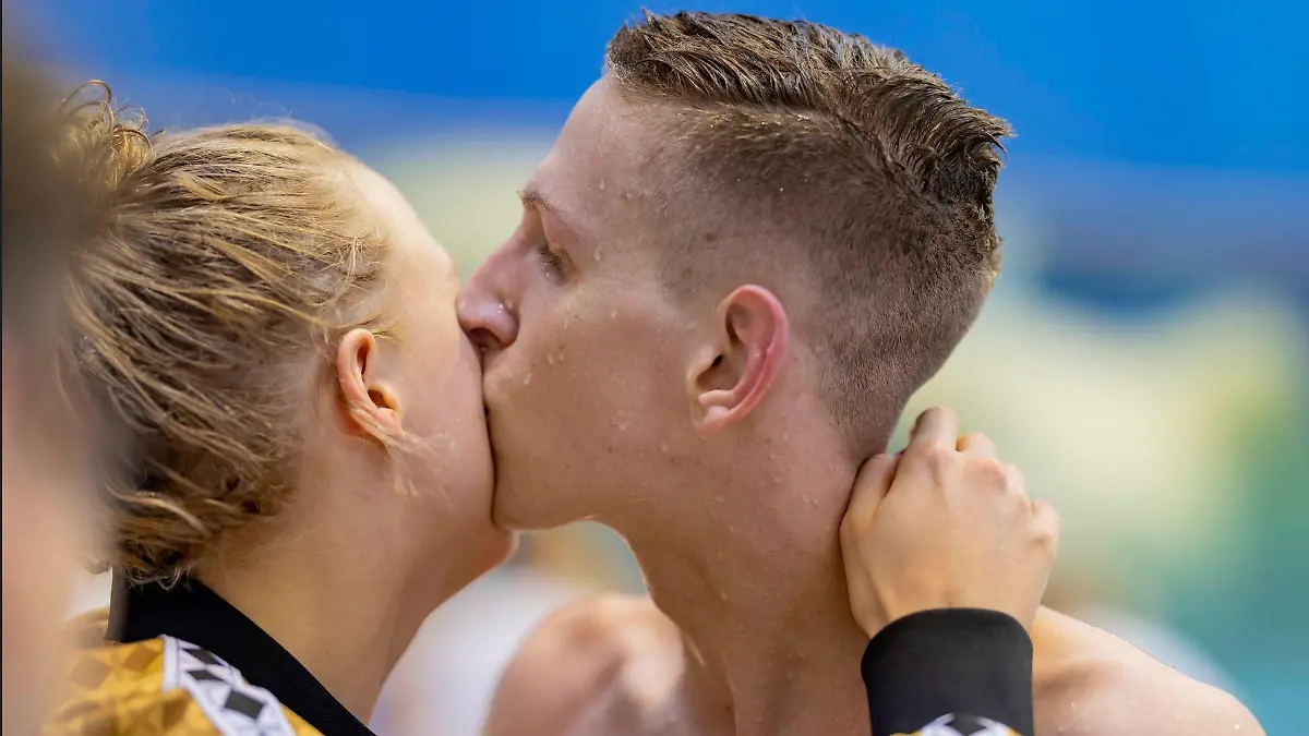 Lukas Märtens und Isabel Gose tauschen nach einem Wettkampf Zärtlichkeiten aus. Das Foto stammt von der "Swim Open Berlin 2023".