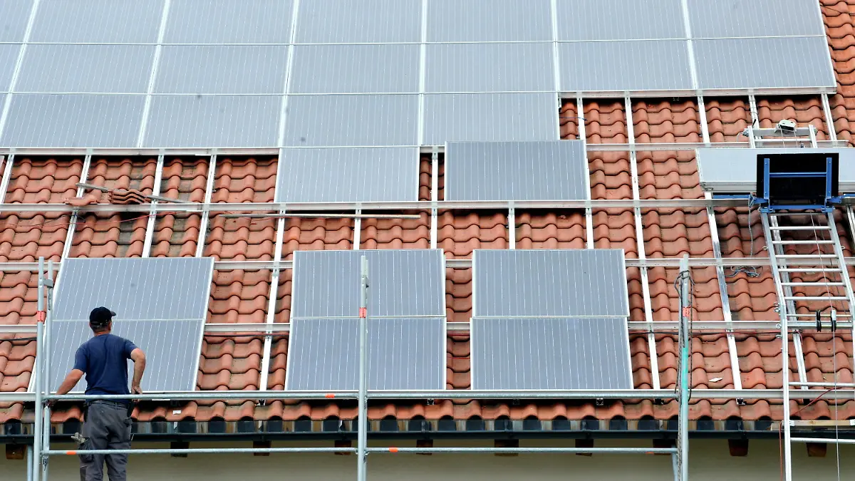 ARCHIV - 11.08.2011, Baden-Württemberg, St.peter: Ein Arbeiter installiert auf einem Dach eine Solaranlage. Immer mehr Unternehmen und private Haushalte in Deutschland nutzen Sonnenenergie zur Stromerzeugung. (zu dpa «Immer mehr Solaranlagen auf deutschen Dächern») Foto: Rolf Haid/dpa +++ dpa-Bildfunk +++