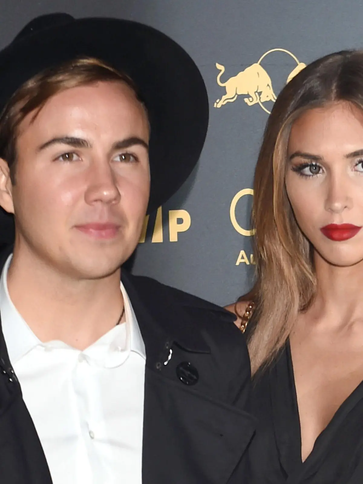 ARCHIV - 23.01.2016, Österreich, Kitzbühel: Der deutsche Fußballer Mario Götze und seine damalige Freundin, das Model Ann-Kathrin Brömmel, besuchen nach dem Hahnenkammrennen die Kitz Race Party. (zu dpa «Mario Götze und Ehefrau Ann-Kathrin leben «wie Oma und Opa» vom 31.10.2018) Foto: Felix Hörhager/dpa +++ dpa-Bildfunk +++